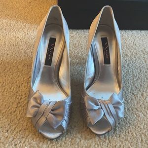 Nina bridesmaid/wedding peep toe heels! Size 7.5. TTS. Stunning silver color